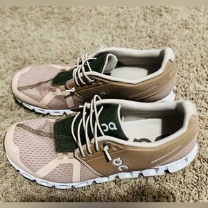 Women’s OnCloud running shoes, Excellent used condition, sz 9.5, rose/green
